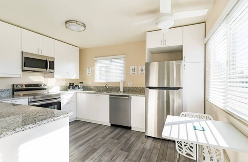Crown Point Condo | UPSTAIRS BEACH RETREAT-Parking-Patio-AC-Steps to PB beach! Nurses,DOD, students