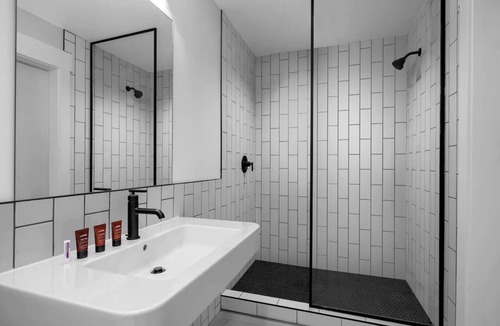 People's Freeway Hotel | Urban Retreat, evo Charm, Close to Outdoor Activities, Dogs Are Welcome!
