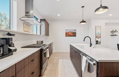 People's Freeway House | Urban Ski Loft | Modern Townhome in SLC Near Mtns!
