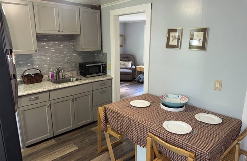 Waterbury Apartment | Loaded Kitchen Sleeps 6, Seats 10 Walk to Dining 15 Min to Stowe Mountain