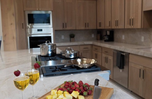 Huntsville House | Utah Ski house, Pineview reservoir, IKON, Mt Getaway, sleeps up to 21