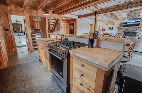 Stratton Mountain House | Views for Days | A/C | Hot Tub | Sauna | EV charging | 6 min to Stratton!