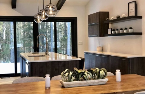 North Conway House | Walk to Cranmore | 5BR Family Villa | Game Room + Fire Pit | Sleeps 13