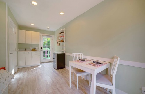 Downtown Riverside Apartment | Walk to Festival of Lights: Cozy Couple's Retreat