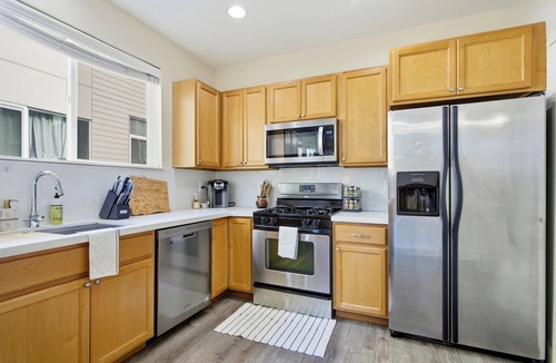 Atlantic House | Walk to Lightrail + close to Stadium & Cruise + Modern 4BR 3.5Bath Townhome