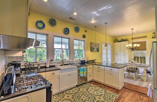San Jacinto Cottage | Walk to Poretto Beach: Tropical Oasis in Galveston