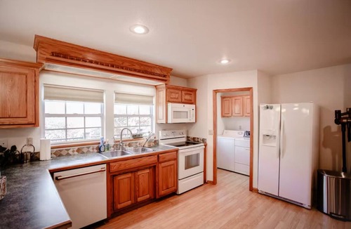 Lost Bridge Village Cabin | Water access 4-bedroom cabin with Hot tub on Beaver Lake