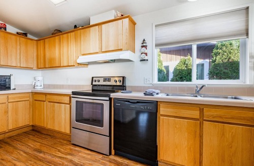 Birch Bay House | Water front, private beach, King bed, Jacuzzi tub in master bedroom BBH8242