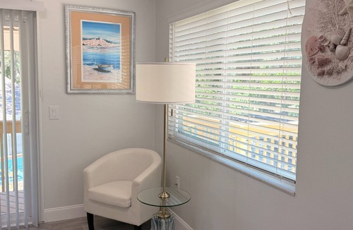Weeki Wachee Gardens House | Waterfront Paradise w Manatees Fishing Kayaks in the Backyard! Newly Renovated