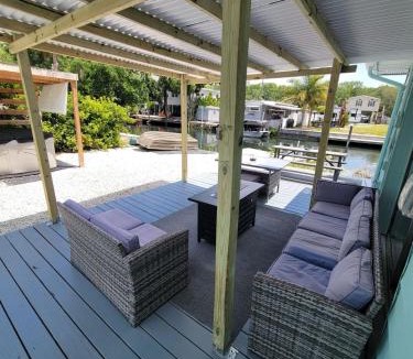 Weeki Wachee Gardens House | Weeki Wachee Retreat Canal home with hot tub kayaks canoe and boat with trolling motor included