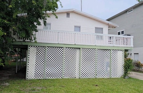 Weeki Wachee Gardens House | Weeki Wachee Waterfront Canal home. Manatee Manor