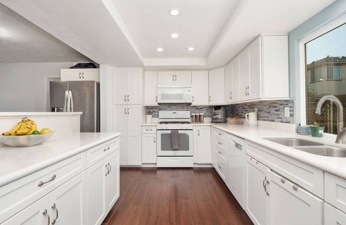 Redlands House | Welcome to Heidi House – Entire Home, a spacious 5-bedroom, 4-bath home in Redlands designed for comfortable extended stays. With a dedicated office, fast Wi-Fi, private backyard, garage parking, and plenty of room for up to 10 guest.