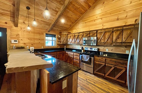 Murphy Cabin | Welcome to The Timber Tales! Rustic decor and close to town!