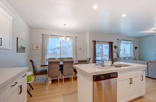 American Fork House | WINTER PROMO! Pet-Friendly Home W/Large Fenced Yard & Mtn Views