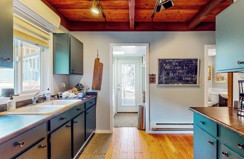 Warnick Cabin | Wooded-View Decks: Family Cabin Retreat in Deming