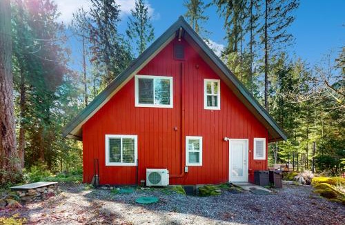 Warnick House | Wooded-View Decks: Family Cabin Retreat in Deming