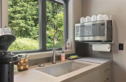 Cottage Lake House | Woodinville Luxury 2BR in Wine Country + Views + Private Decks + Tower Lounge