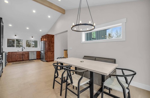 South Snyderville Basin House | Wow factor, mountain views, private hot tub, fireplace, fire pit & walk to lifts