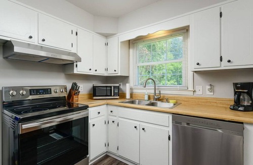 Lupton City House | Yellow Door Cottage - 3BR, Pet & family friendly!
