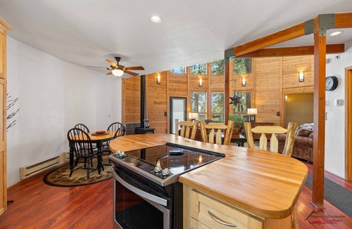 Forest Lakes House | Yurt Inspired Home,Great Back Deck, Adventure Close!