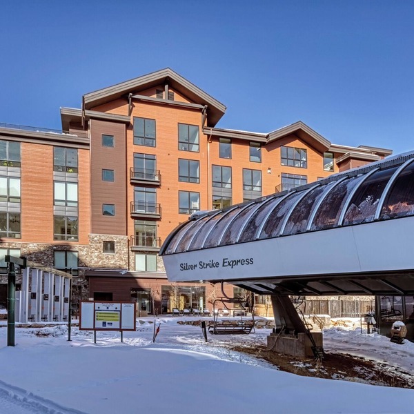 Luxe Deer Valley Ski-In/Out. 50 ft to Lift. Bowling Alley, Hot Tub & Ski Valet
