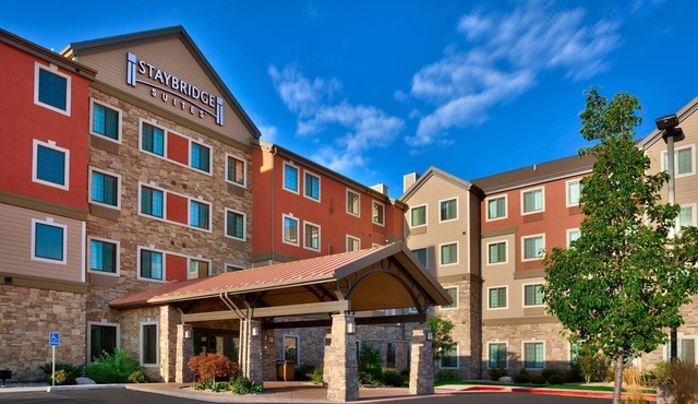 1-Bedroom King Suite | Free Breakfast · Full Kitchen · Heated Pool