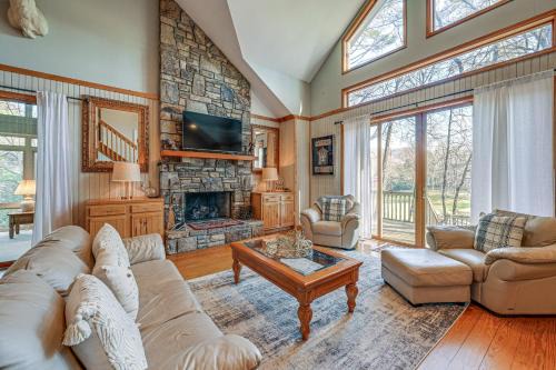 < 1 Mi to Marina: ‘Ford Mountain Retreat’ w/Deck
