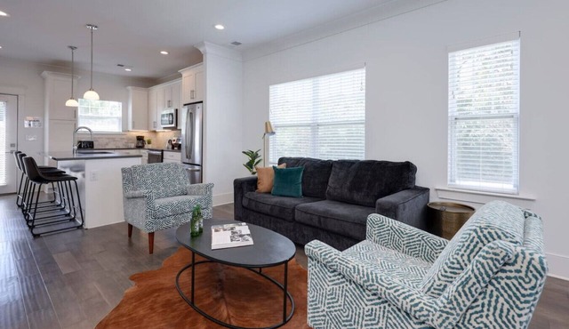 10 Mins To Broadway - Luxurious Gated Townhome