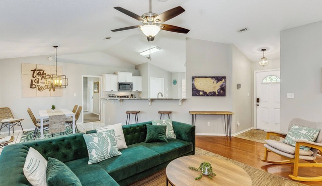 15 mins from Perdido beach, Lakefront with Firepit, near NAS/Blue Angels