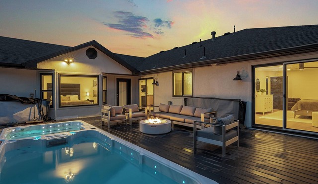 16 Person, 10 Beds, Dual Hot Tub, only 20 min to Ski Resorts