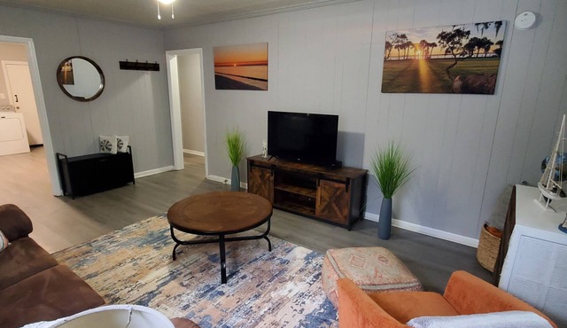 2 bedroom Coastal bungalow minutes from St Simons
