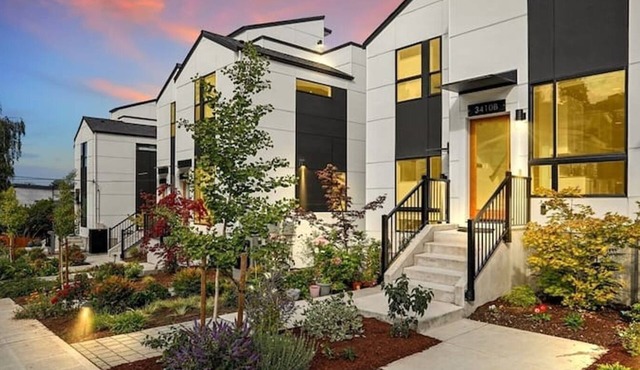 2-bedroom w/rooftop townhome close to cruises and downtown