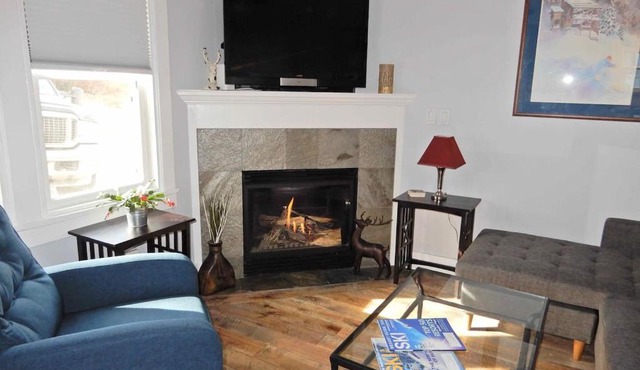 2br Empire Avenue WALK to Lifts and Main St - No Car Required!