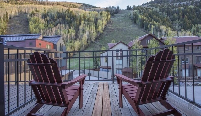 2BR Mountain Condo | Deck, Hot Tub Access + Minutes to Hiking