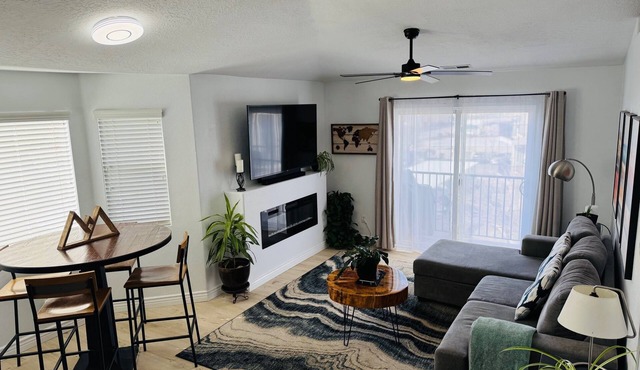 3-bedroom top-floor condo near Wasatch Mountain trails with clubhouse amenities