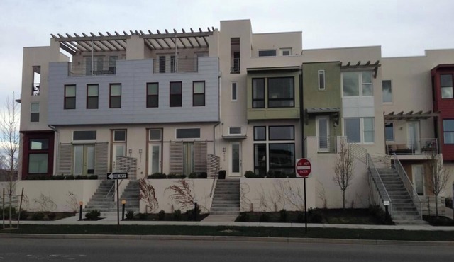3-bedroom townhome in welcoming South Jordan with AC