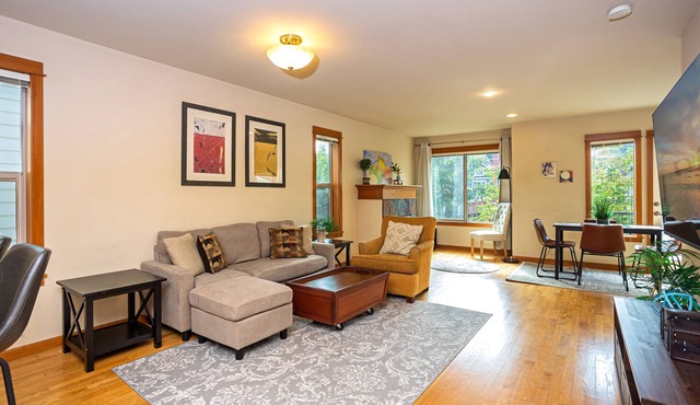 3BR & 2.5BA centrally located home with AC, 2 Masters, 4 Smart TVs & Fiber Wifi! in Seattle