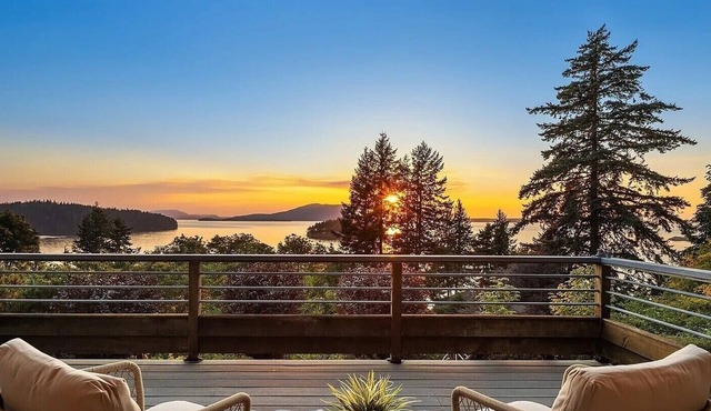 3BR Chuckanut Drive home with sunset bay views, direct trail access, and hot tub