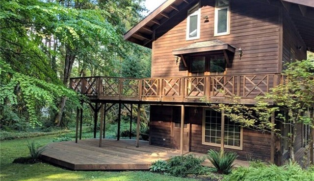 4,000 sqft Mt. Baker Ski Lodge, sleeps 21, walk to town, hot tub, fiber internet