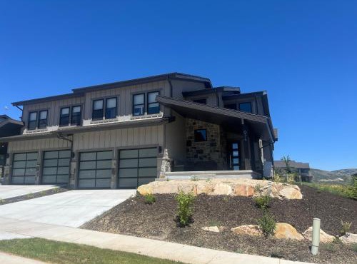 4 bd Ski Villa with Hot Tub and Bunk Room by lake!