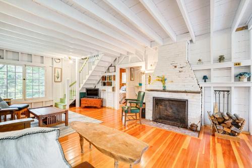 4 Mi to Lake Raponda! Secluded Family Cottage