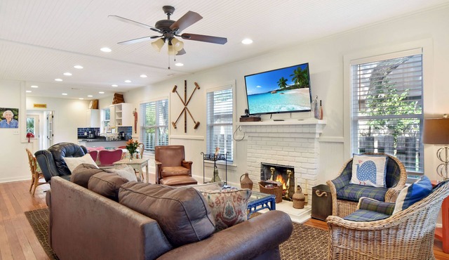 450 ft to East Beach 2 Kings Pet Friendly Sleeps 6 St. Simons Island in Saint Simons Island