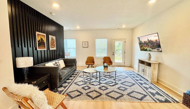 5 min from BNA airport, near Opryland & the Grand Ole Opry. Our 3-bed retreat has a private ping-pong room, speedy Wi-Fi and free parking. -Comfy beds with hotel linens. -Ping-pong, board games, fenced backyard. - Stocked kitchen, coffee bar in Nashvillle