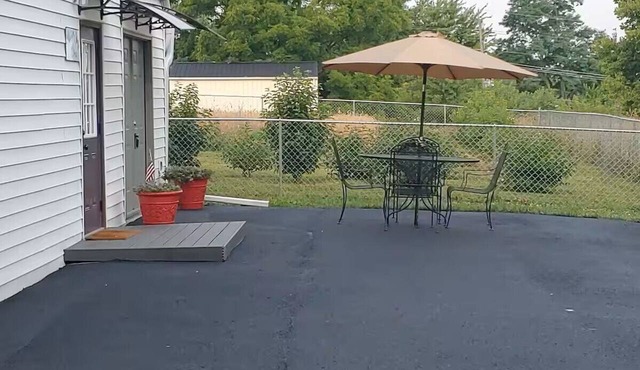 5 Minute Drive to The Ark. Sleeps 6, located in Old Part of Town. Dry Ridge