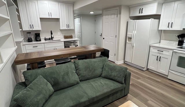 5 minutes to trail heads! Spacious 3BR + Full Kitchen Apartment on Mountain Side
