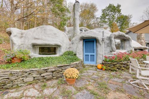< 6 Mi to Arlington: 'Whimsical Stone Abode!' in Sandgate