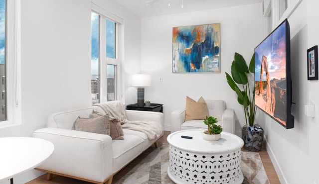 6th fl + Amenities! Parking| Pool|HotTub|Gym|Bowl!