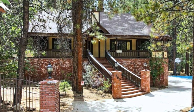 7bd cabin-hot tub-game room-play area-tiki bar