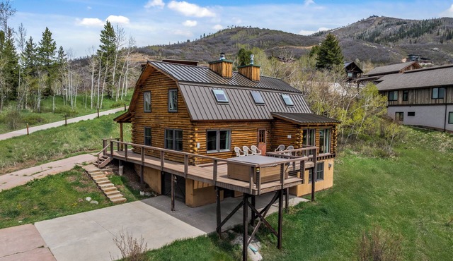 Alpenglow Cabin | Mountain Lodge | Private Deck & Hot Tub | Near Slopes