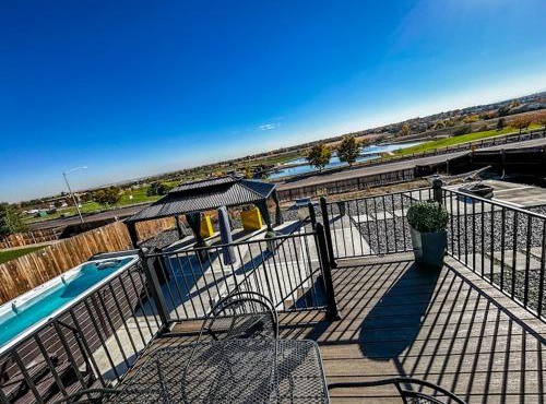 Amazing Lake View Heated Pool Swim Spa and Hot Tub in Thornton